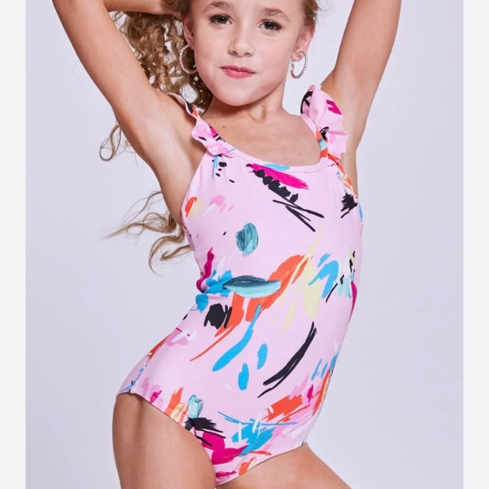 Jo and Jax Ruffled up Leo in Costa